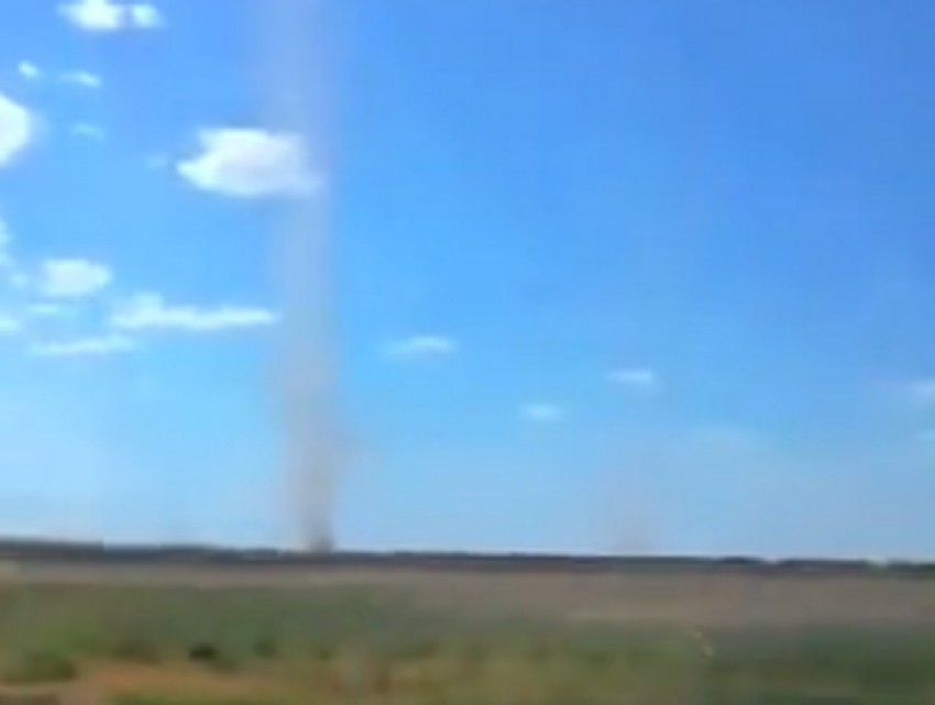 Смерч в поле сняли на видео в Ставропольском крае 