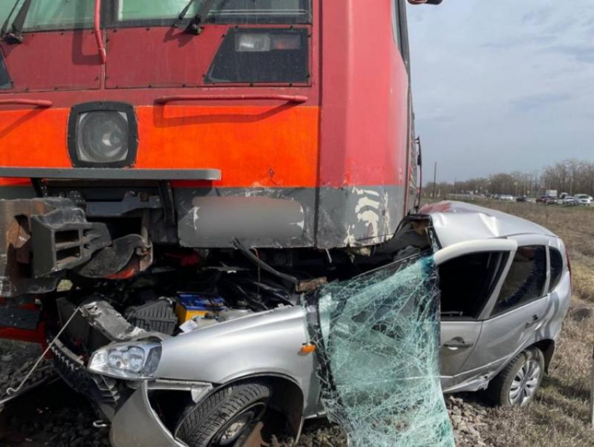 Водитель попал под колеса рельсового автобуса с пассажирами и погиб на Ставрополье