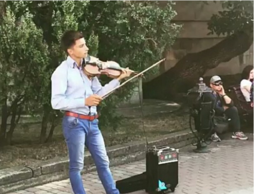 Уличный музыкант поразил отдыхающих своим исполнением песни Селин Дион в Кисловодске 
