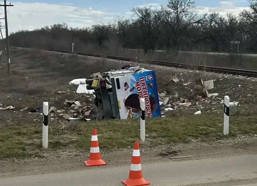 Мороженщик столкнулся с поездом на железной дороге в Ставропольском крае