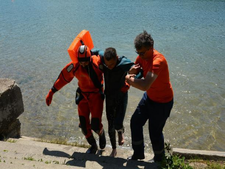 В Ставрополе на Комсомольском озере прошла тренировка спасателей 