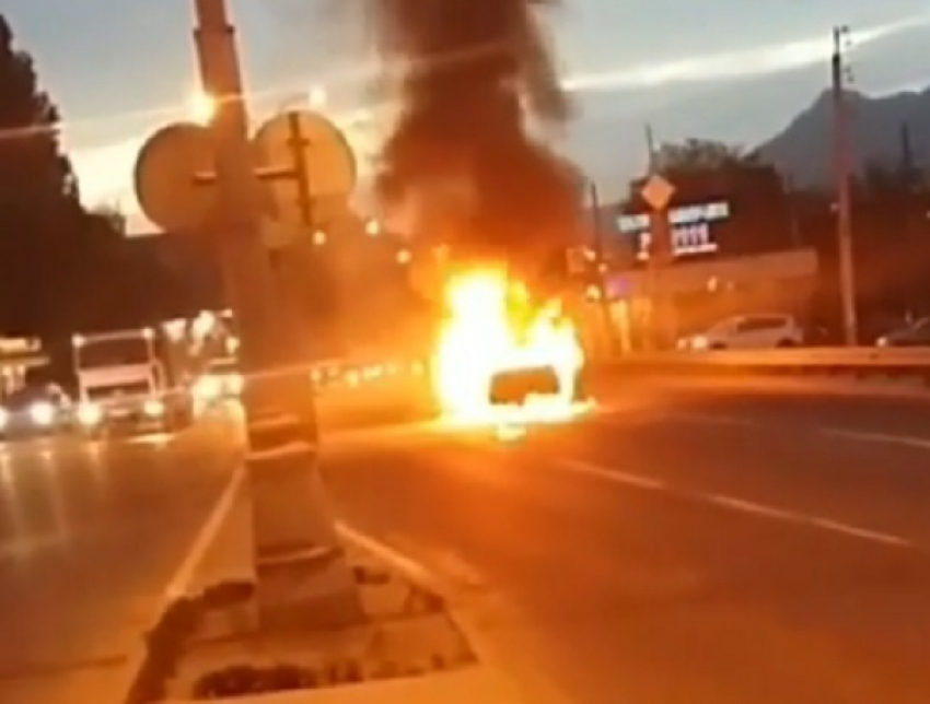 Автомобиль вспыхнул и сгорел дотла прямо посреди дороги в Пятигорске