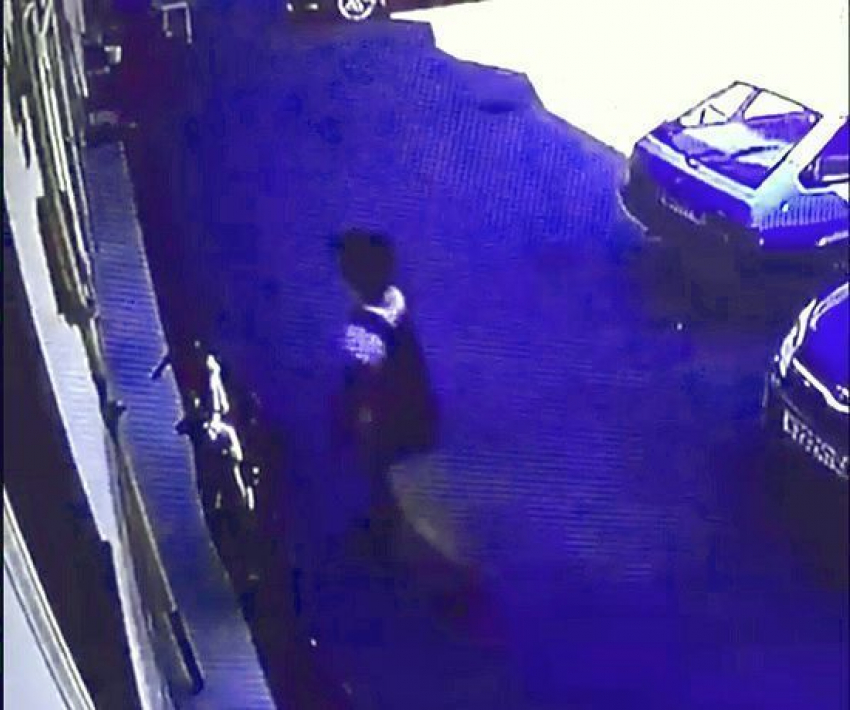 Девушка-прохожая угнала чужой велосипед под камерой видеонаблюдения в Пятигорске