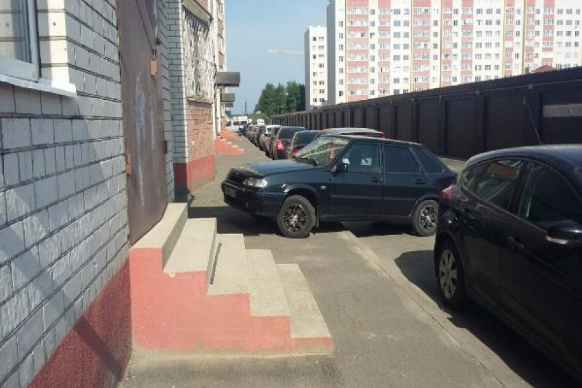 Паркуюсь как хочу: автовладелец на Перспективном поставил машину поперек тротуара