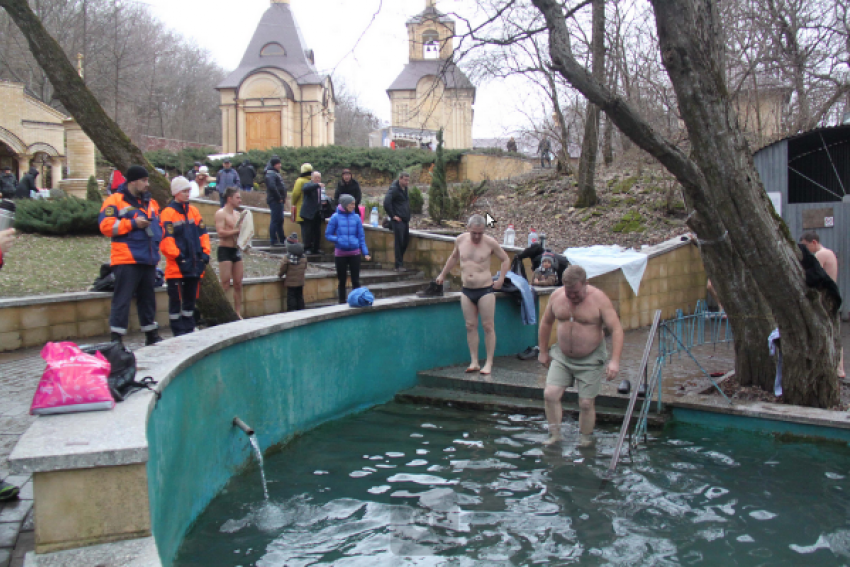 Более 60 тысяч ставропольчан окунутся в проруби и купели в Крещенскую ночь