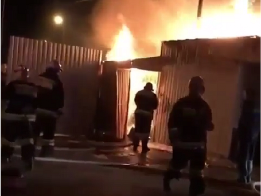 Появилось видео сильного пожара в сувлачной на рынке в Ставрополе