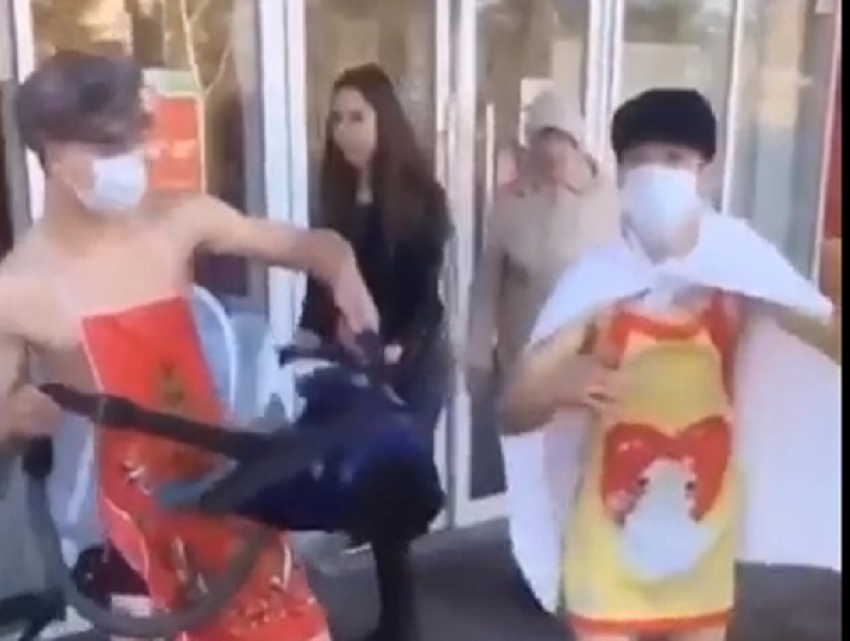 Странные полуголые подростки с пылесосом станцевали на улице и попали на видео в Ставрополе 