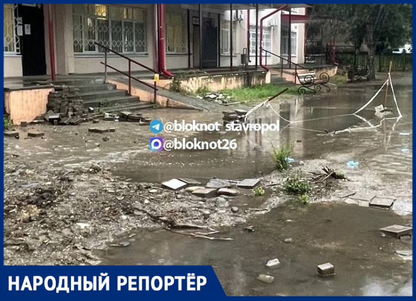 В детскую больницу — как на болото? Вход в педиатрическое отделение Пятигорска шокировал горожан 