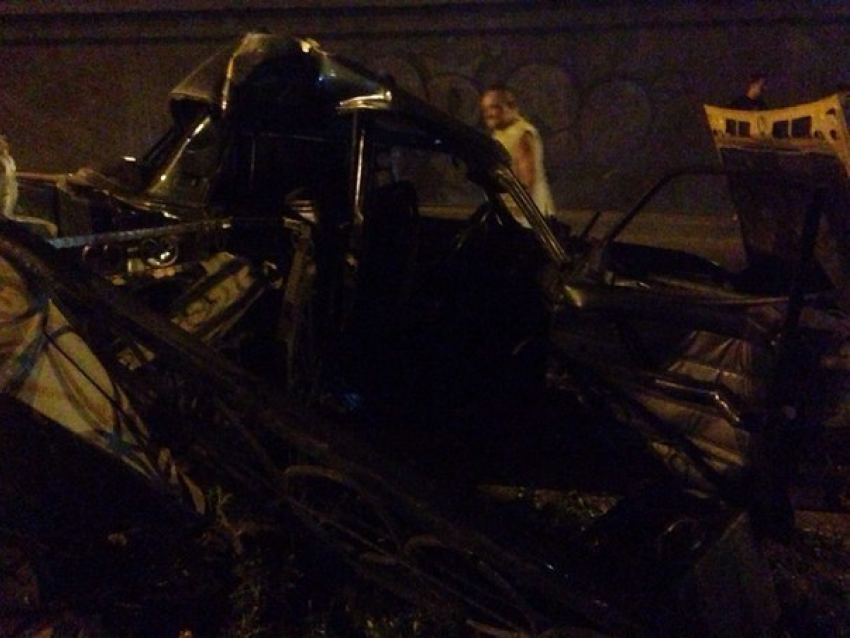В Пятигорске водитель снес ограждение, врезался в столб и вылетел на встречную полосу