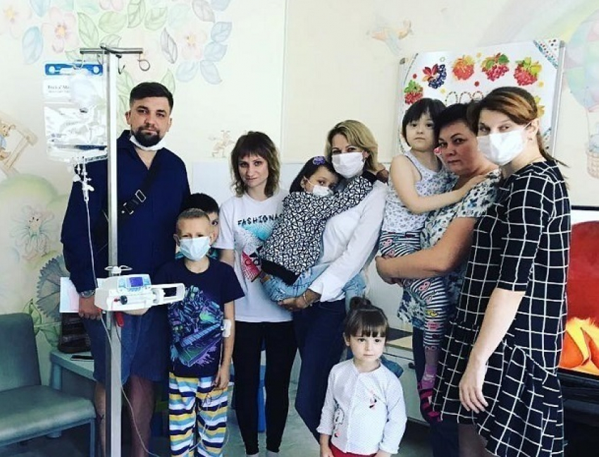 Популярный рэпер Баста навестил больных раком детей в Ставрополе