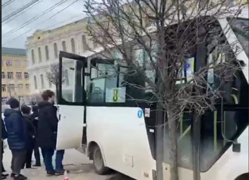 В Ставрополе из-за столкновения легковушки и маршрутки пострадал один человек