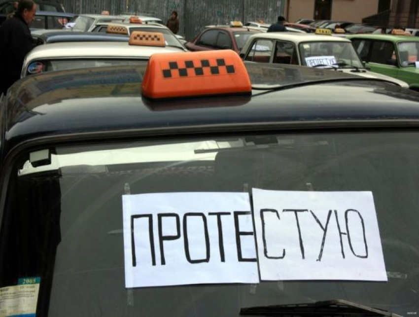 "Утром деньги, вечером стулья": таксисты Ставрополя объявили забастовку 