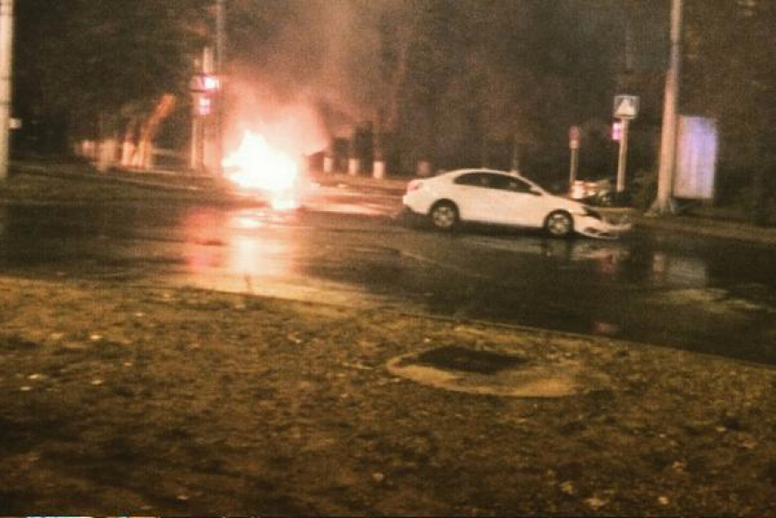 Автомобиль ВАЗ сгорел после столкновения с иномаркой в Ставрополе