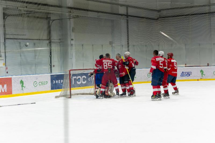 «Малый кубок» — у «гладиаторов»: в Ставропольской НХЛ разыгран первый хоккейный трофей  