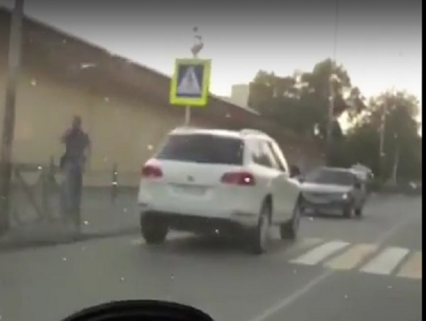 Автохам на белом внедорожнике припарковался на пешеходном переходе и ушел по делам в Ставропольском крае
