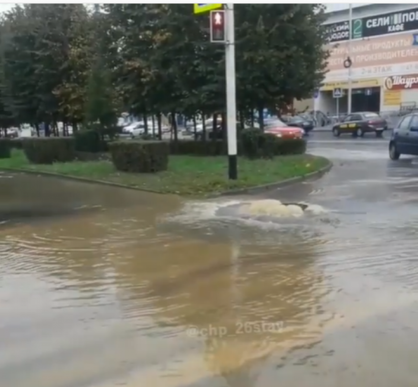 В Ставрополе канализационные воды затопили перекресток