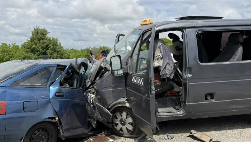 Один человек погиб и 9 пострадало в аварии с микроавтобусом на Ставрополье