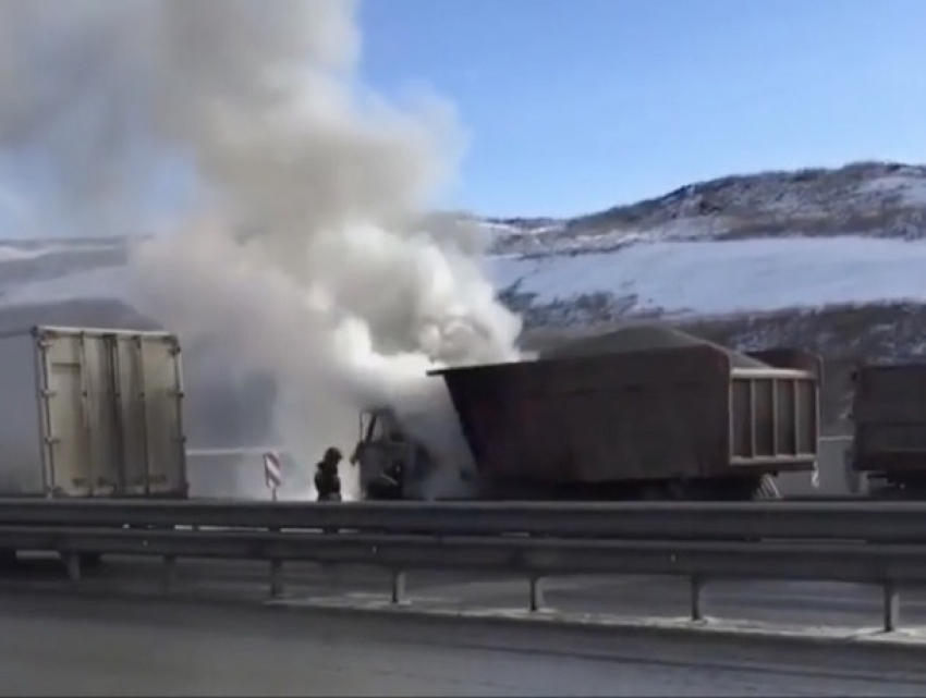 «Аномальная зона»: второй грузовик за два дня сгорел на трассе под Ставрополем