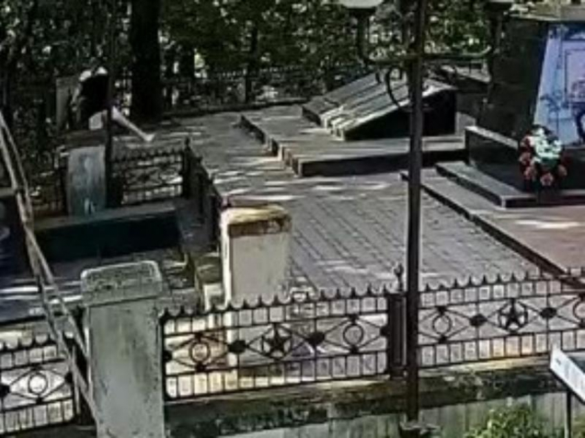 Аэробику устроили две девушки у Вечного огня в Железноводске 