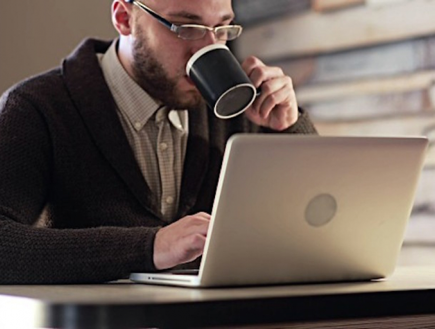 Житель Буденновска хитростью похитил ноутбук знакомого 