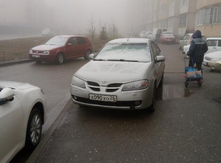 Паркуюсь как хочу: владелец «Ниссана» расположился на тротуаре микрорайона Олимпийский в Ставрополе