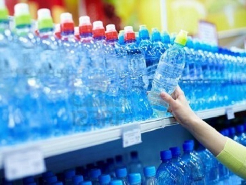 Половина всей производимой в России минеральной воды - подделка, считают эксперты 