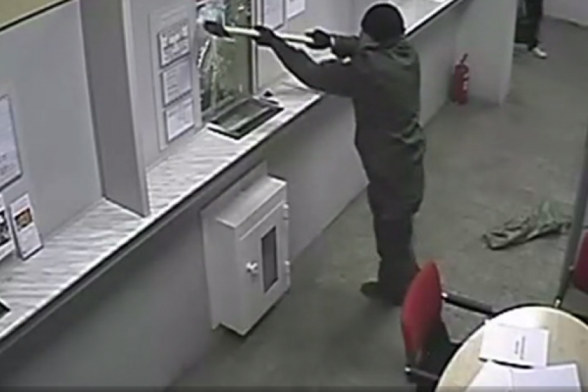 Мужчина в маске с топором ворвался в банк на Ставрополье