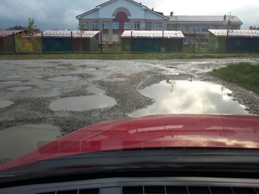 Дети утопают в грязи по дороге в детский сад в Ессентуках