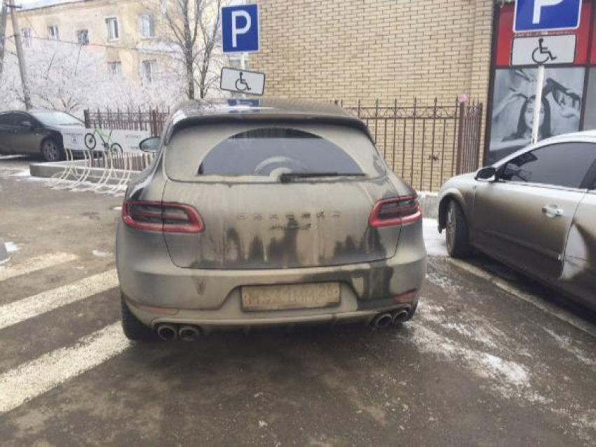 Паркуюсь как хочу: Porsche, BMW и Opel заняли места для инвалидов в Ставрополе