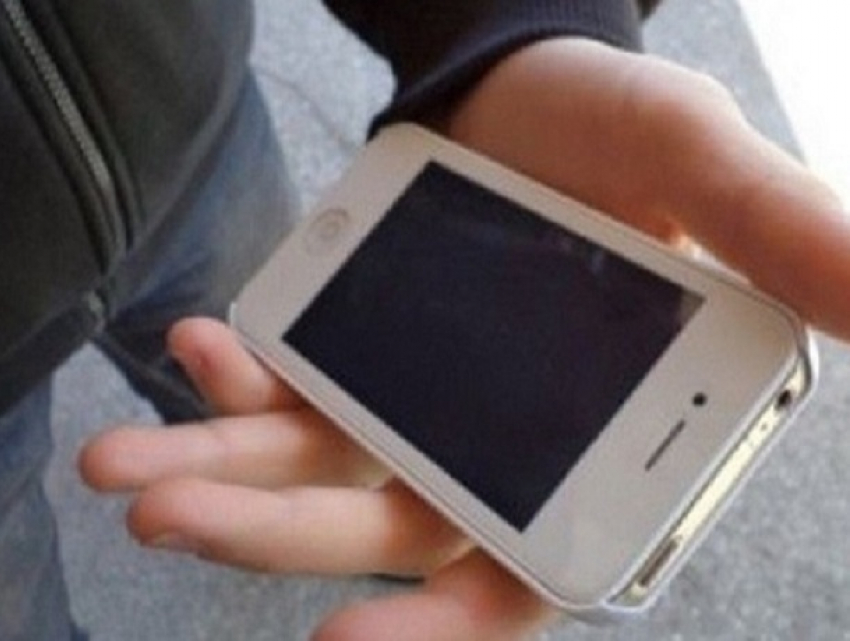 Двое «гопников» «отжали» смартфон у 17-летнего паренька возле колледжа в Ставрополе 