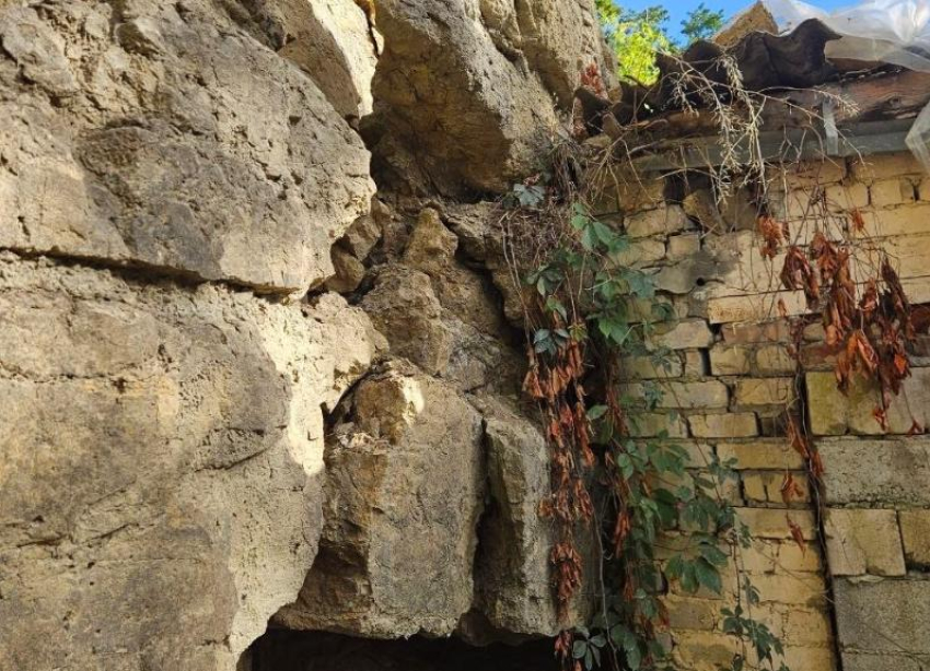 В Кисловодске скала обвалилась на жилой дом: никто не пострадал