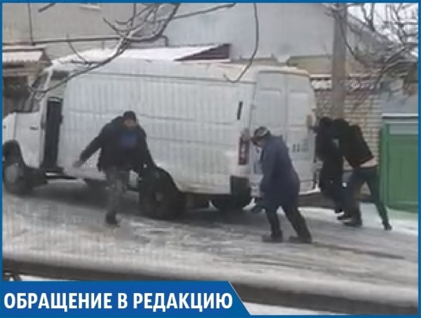"Дети падают, машины бьются": дорога на окраине Ставрополя превратилась в «каток"