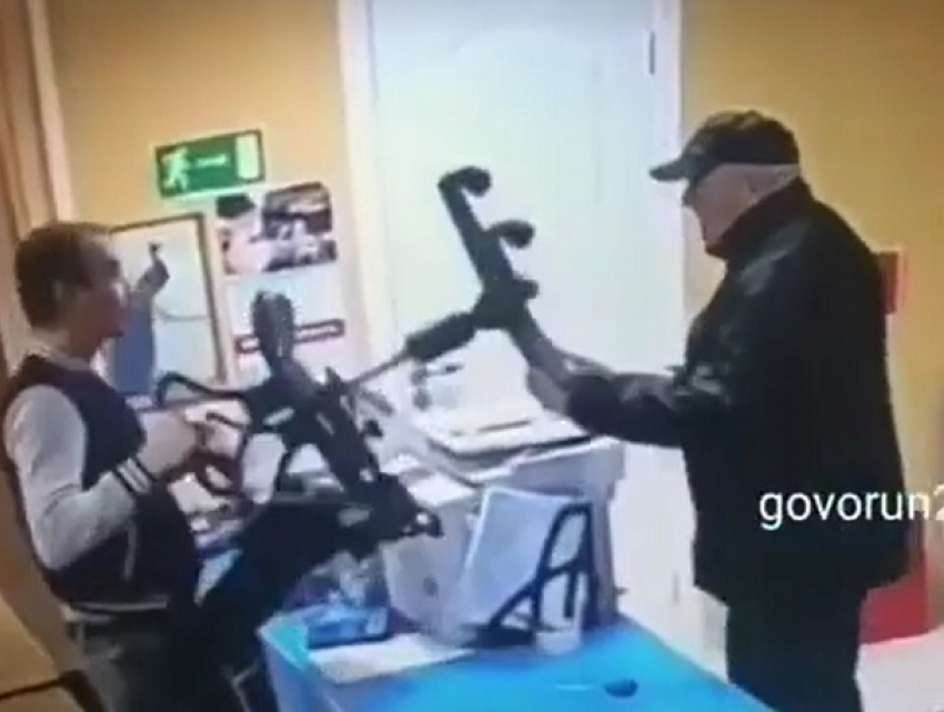 Мужчина с ножом попытался ограбить магазин в Пятигорске и попал на видео
