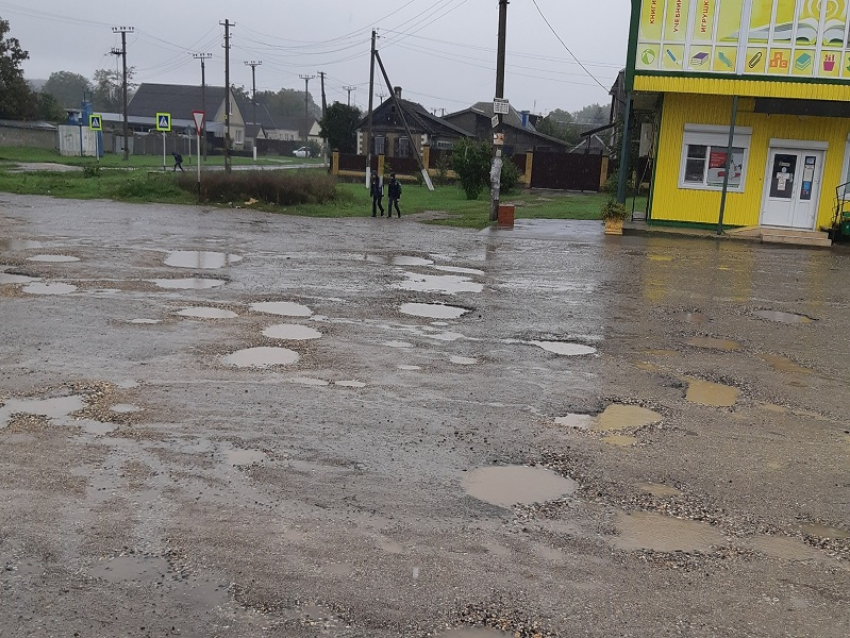 Дорогу после «метеоритного дождя» в станице Кировского округа пообещали отремонтировать в следующем году