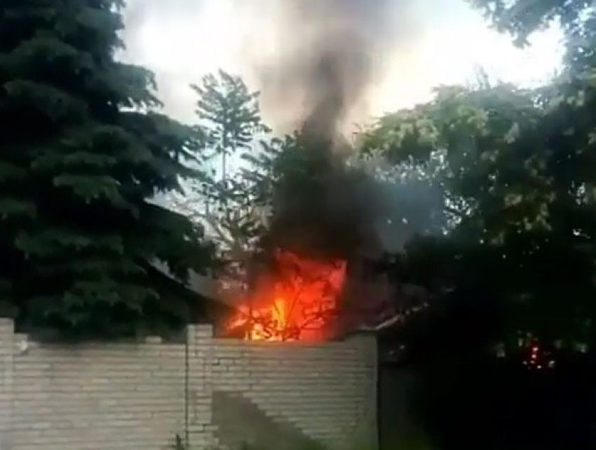 Сгоревшая электропроводка холодильника привела к сильному пожару в доме на Ставрополье 