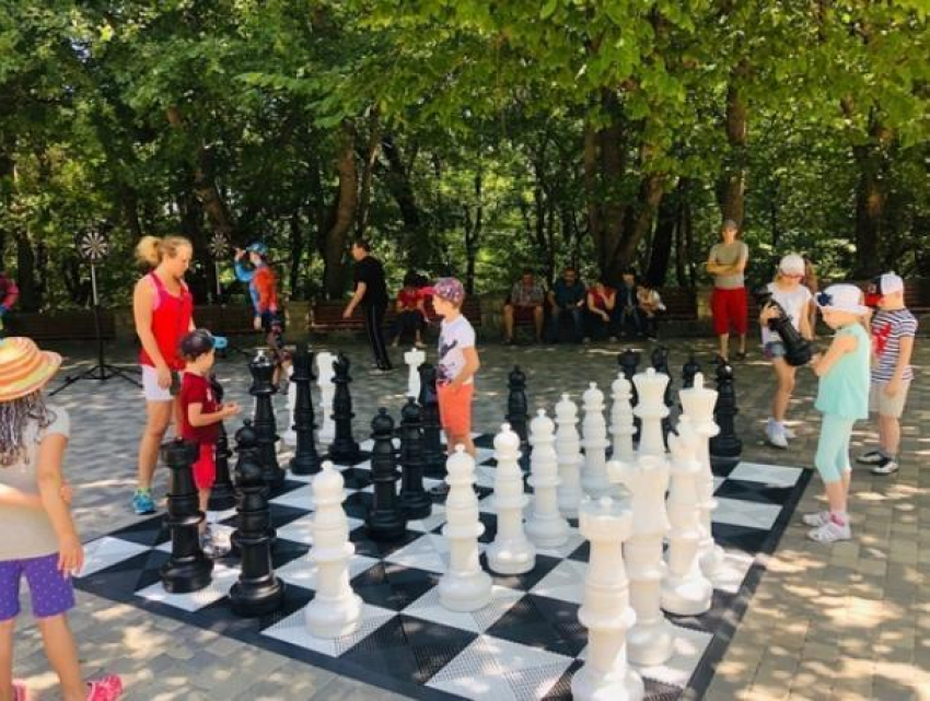 В парке Железноводска появилась шахматная доска с ростовыми фигурами