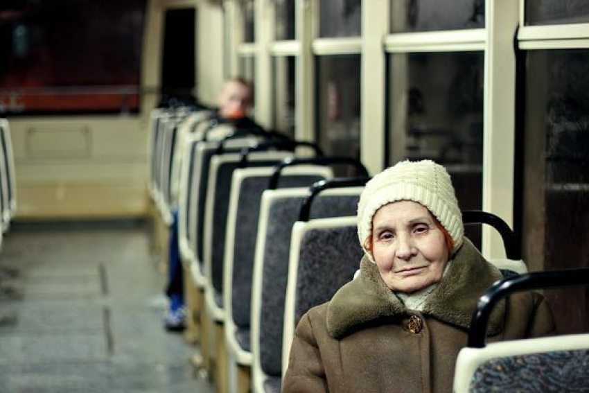 При падении в маршрутке 78-летняя бабушка получила травму головы и ушиб таза в Ставрополе