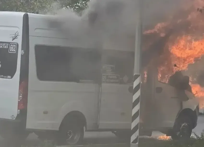 В Ставропольском крае сгорел рейсовый автобус: 14 пассажиров успели вывести