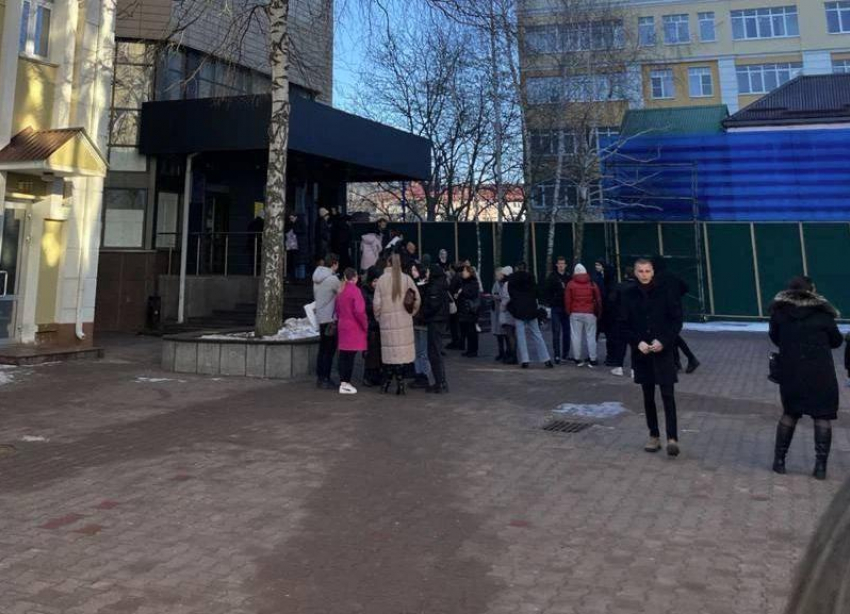 Всех студентов и преподавателей спешно эвакуировали из главного корпуса СКФУ в Ставрополе 