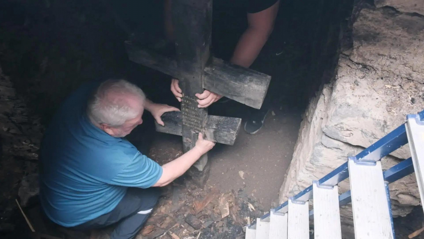Более 160 лет под алтарем: в Ессентуках нашли закладной крест сгоревшего храма 