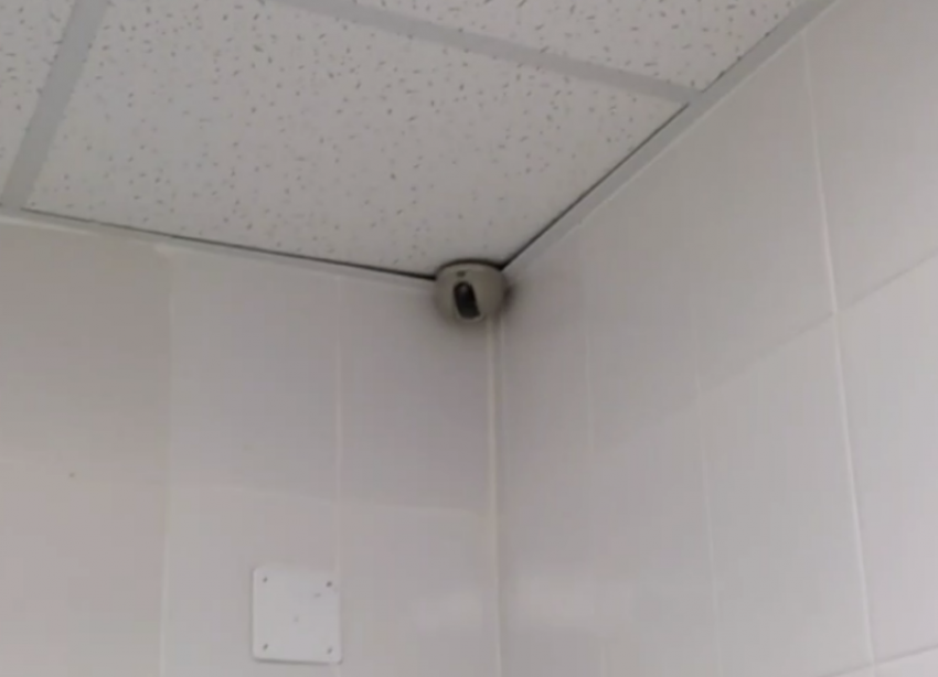 Камеры в мужском туалете вызвали скандал в одной из школ Приморья