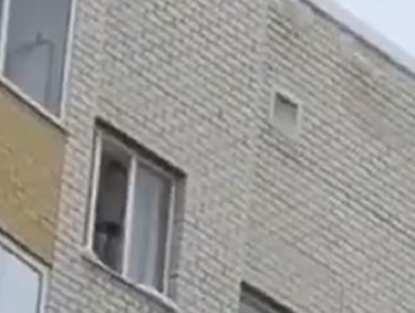 Страшная картина со стоящим на подоконнике у открытого окна ребенком ужаснула жителей Ставрополя 