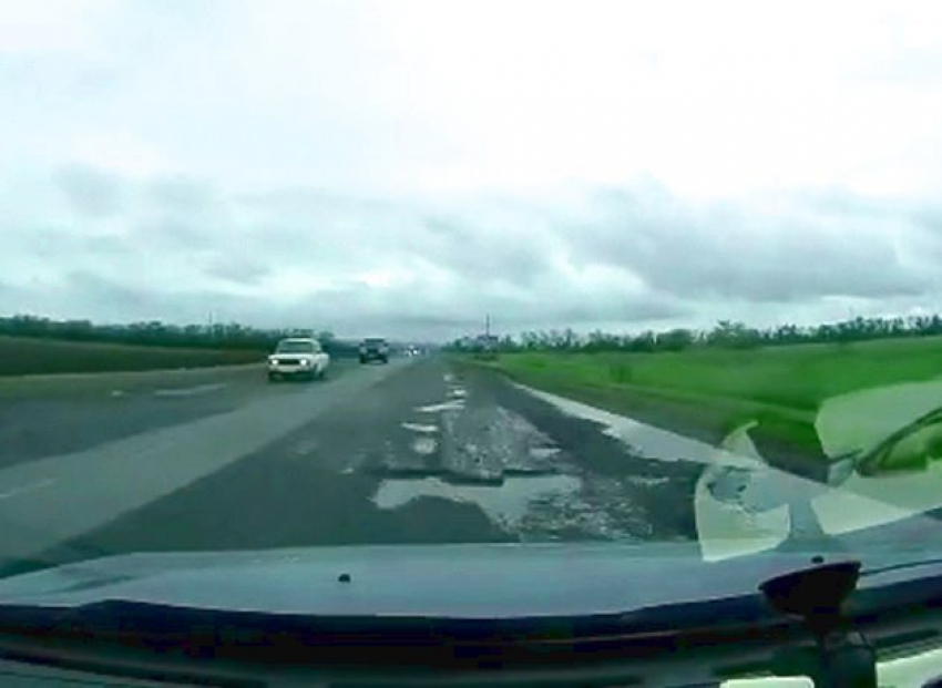 Попытка водителя объехать дорожную яму на скорости закончилась вылетом в кювет и попала на видео