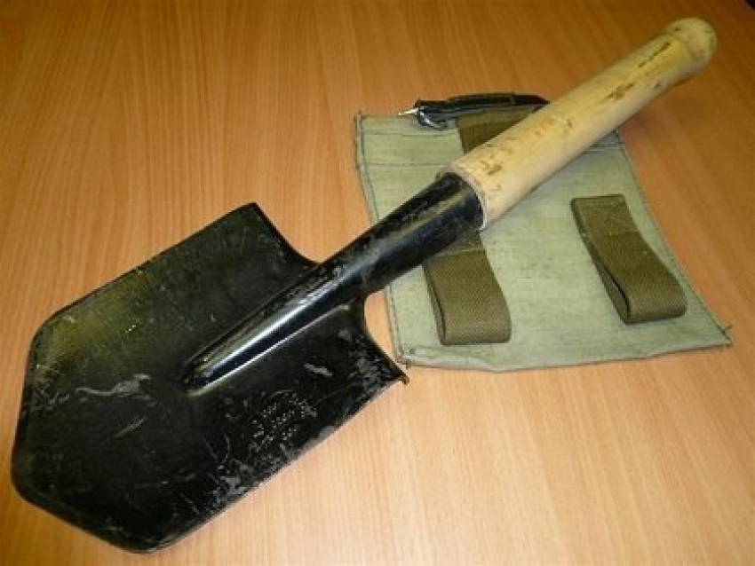 На Ставрополье 69-летний мужчина приставил к горлу своего оппонента саперную лопатку