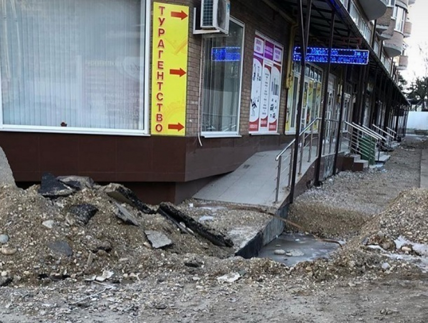 На опасные «раскопки» перед домом пожаловались жители Пятигорска
