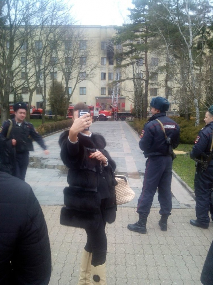 Ставропольчанка сделала селфи на фоне пожара в Думе