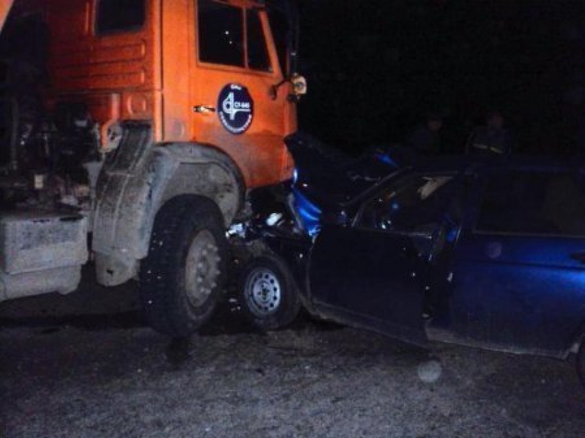 Легковушка влетела под «КамАЗ» на Ставрополье