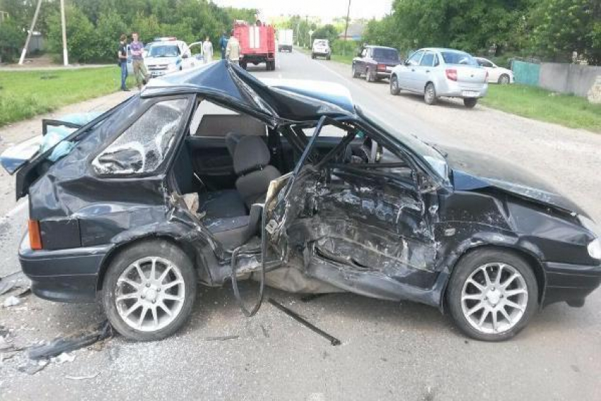 Пятеро пострадали при столкновении двух отечественных автомобилей на Ставрополье