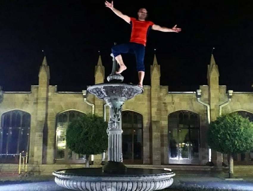 "Герой нашего времени": ставропольцы осудили мужчину, залезшего на фонтан для эпичного фото