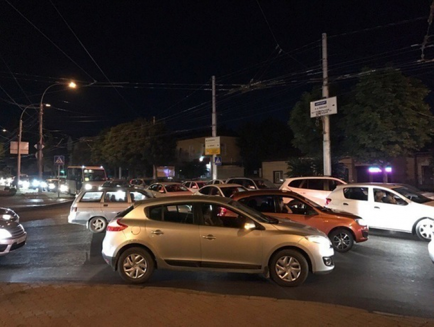 Огромные пробки и невиданный ажиотаж вызвал у горожан запуск светящихся фонариков на Комсомольском пруду Ставрополя